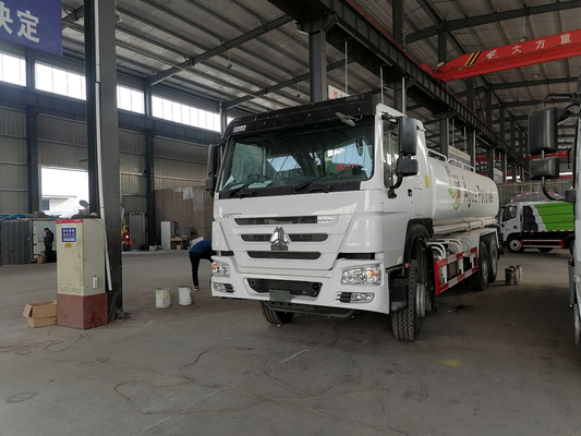 Caminhões de três eixos usados ​​Caminhão-tanque de água Howo 20m³ 6×4 modo de condução