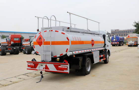 Pequeno navio petroleiro 7.6 cubic 4 * 2 modo de condução Dongfeng Novo caminhão de cabine única folha de moagem