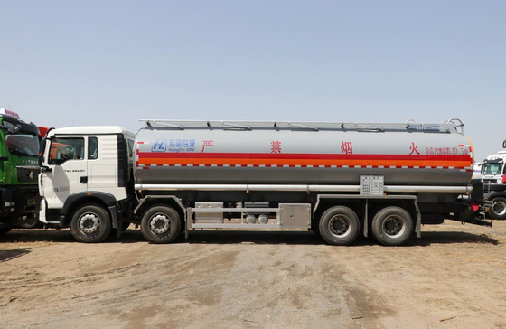 Container de óleo usado 30000 litros Howo T5G Camião-tanque de óleo 4 eixos Cabina com cama
