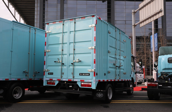 Camião de carga usado 4x2 FAW Camião de caminhão CNG Motor 150hp Caixa de contêineres 3300mm distância entre rodas