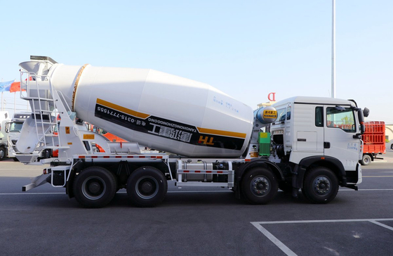 Misturador de concreto caminhão de 10 velocidades de transmissão Howo 8 × 4 misturador de cimento 8 cúbicos durável usando