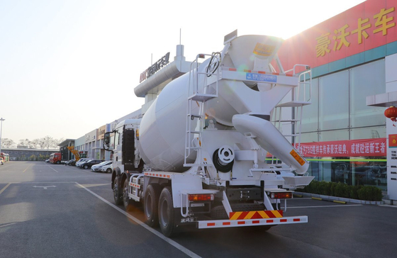 Misturador de concreto caminhão de 10 velocidades de transmissão Howo 8 × 4 misturador de cimento 8 cúbicos durável usando