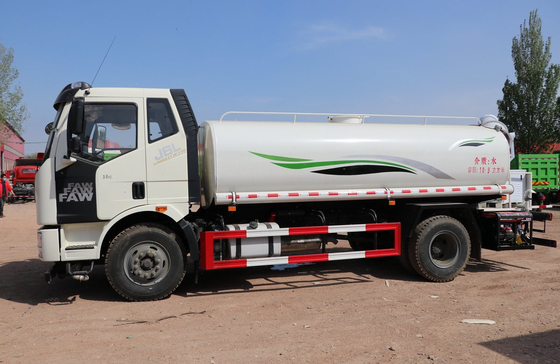 Caminhão Sprinkler 4500mm Base de rodas FAW J6L Tanque de água 11000 litros Transmissão manual