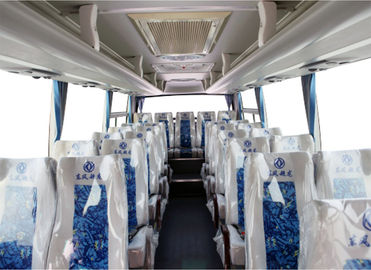 Estilo branco usado Dongfeng do meio do motor de Yuchai de 2013 assentos do ônibus 24-35 do treinador do ANO