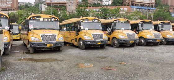O ônibus usado de YUTONG usou a dimensão total do ônibus escolar 7435x2270x2895mm com motor diesel