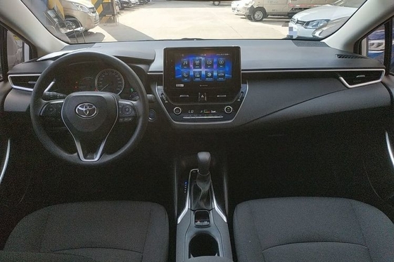 A cor branca usada do carro de Corolla com Corolla 20191.2T S-CVT abre caminho o carro do sedan de 5 portas dos assentos 4