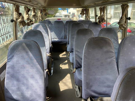 A porta operada usada ano usada de Mini Bus da pousa-copos de Toyota em 2011 manual diesel transporta o ônibus luxuoso usado com 23 assentos