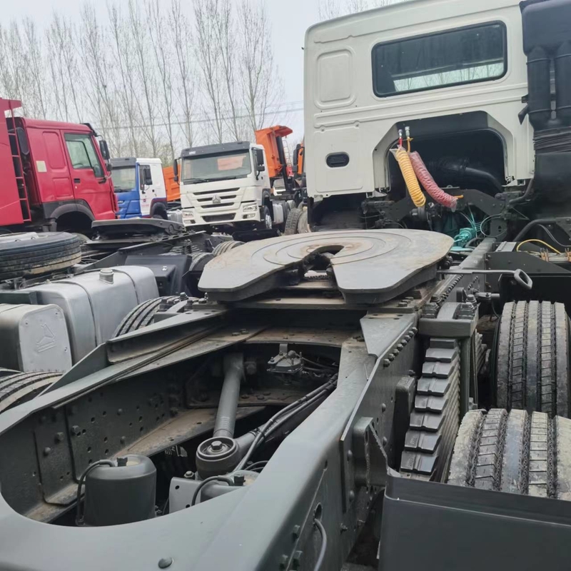 As 10 rodas resistentes entregam em segundo o caminhão usado Howo do trator de Sinotruck com motor de Weichai