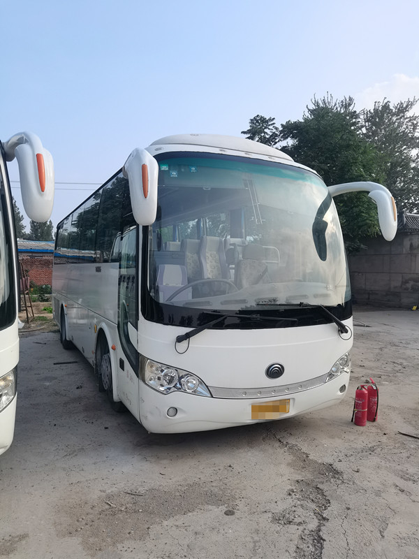 39 ônibus usado de Yutong dos assentos ZK6908 para o transporte que dirige os motores diesel de LHD