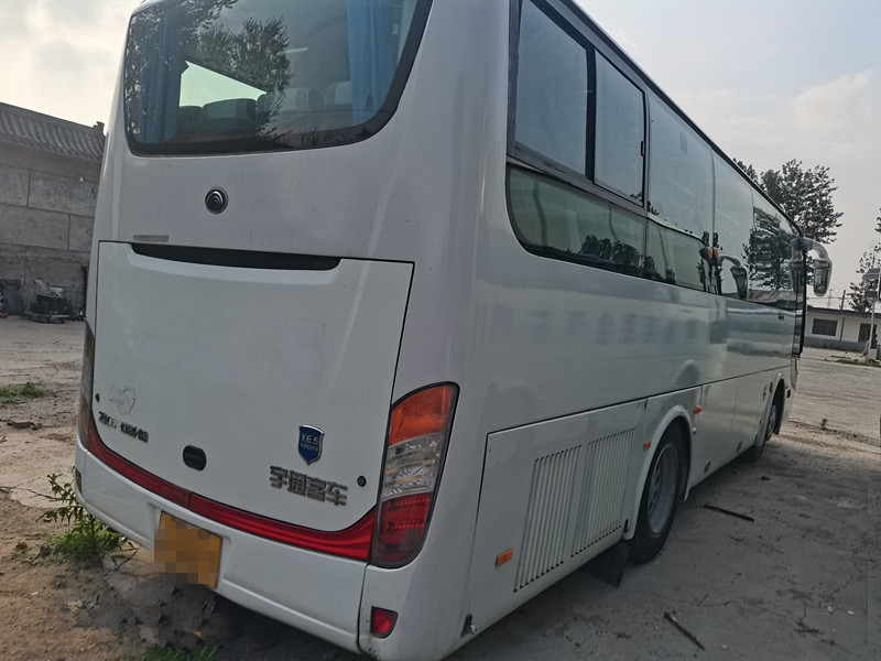 39 ônibus usado de Yutong dos assentos ZK6908 para o transporte que dirige os motores diesel de LHD