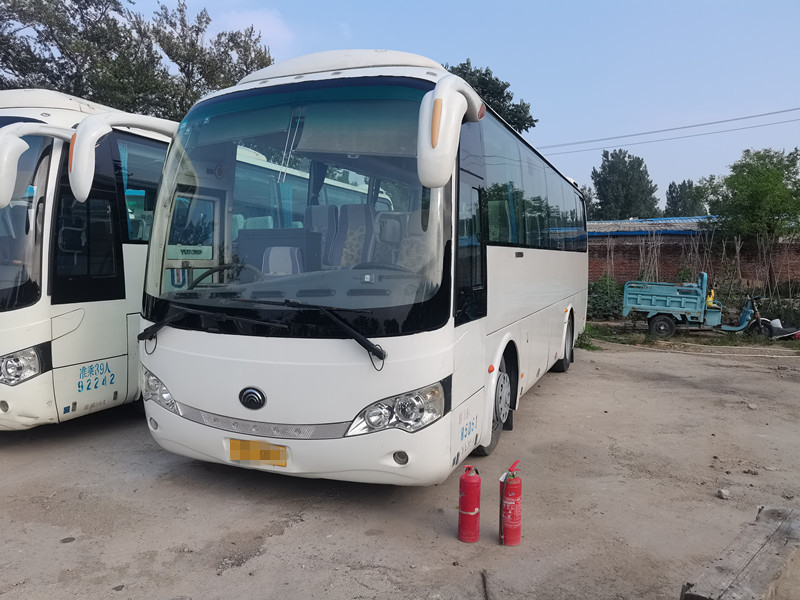 39 ônibus usado de Yutong dos assentos ZK6908 para o transporte que dirige os motores diesel de LHD