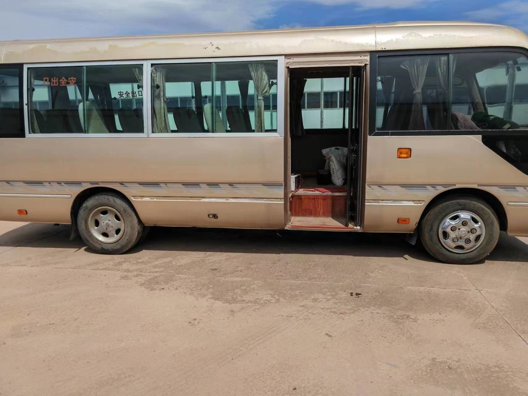 2017 ônibus usado da pousa-copos de Toyota do ano 29 assentos com o motor 1Hz diesel com porta de dobradura