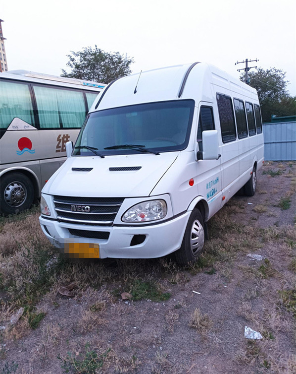 Ônibus usado Iveco ano 2017 23 lugares com assento de couro ar condicionado em bom estado