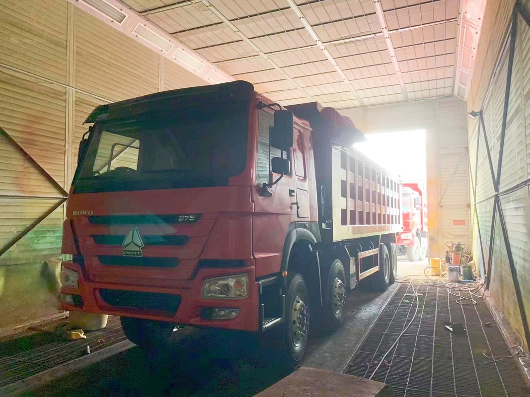 O anúncio publicitário usado transporta o corpo de direção direito do caminhão 371hp do caminhão basculante 8*4 de HOWO 7.3*2.45*1.5m