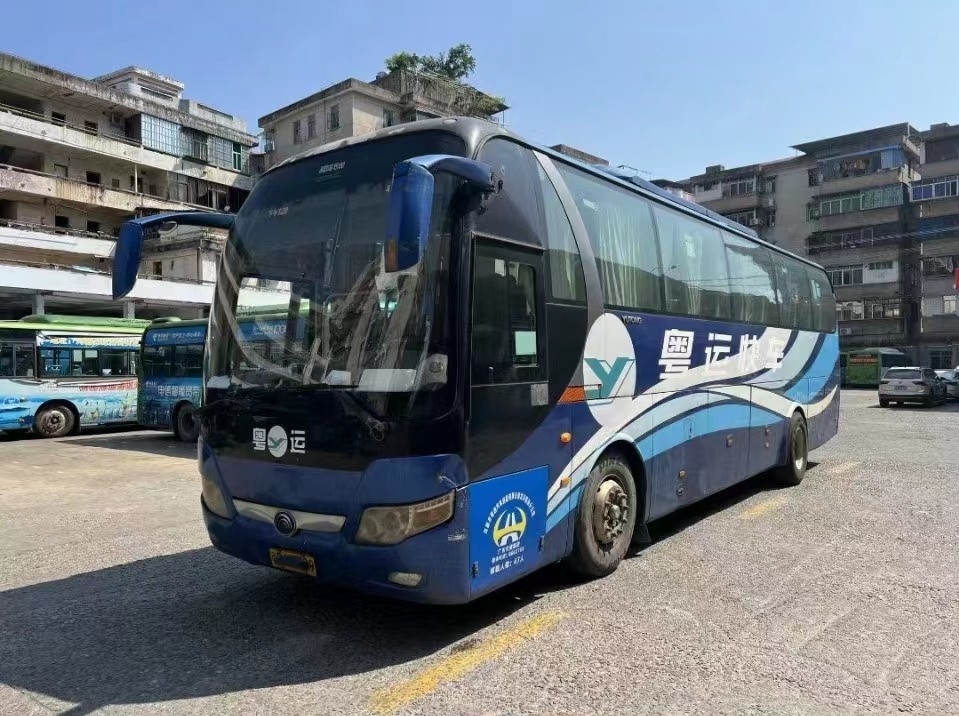 A camioneta expresso usada Yutong ZK6110 usou portas do ônibus dois do motor da parte traseira do ônibus 49-51seater da igreja