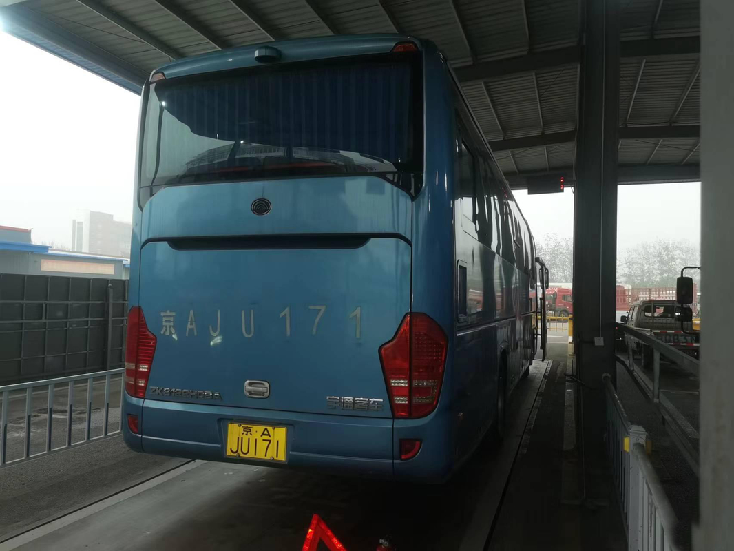 O ônibus luxuoso de Yutong da mão dos assentos de Bus Rhd Lhd 55 do treinador em segundo usou o ônibus do centro urbano para a venda