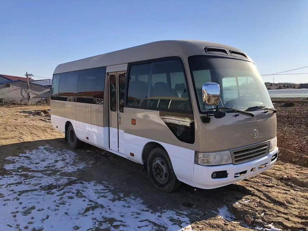 A mão esquerda usada do ônibus da pousa-copos de Toyota conduz o mini ônibus da pousa-copos diesel de toyota para a venda
