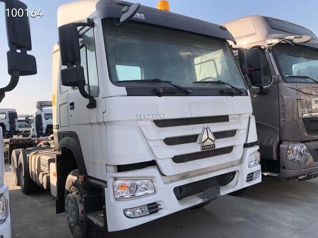 A direção esquerda usada dos caminhões 6*4 371hp de Howo usou caminhão das unidades do trator o sino