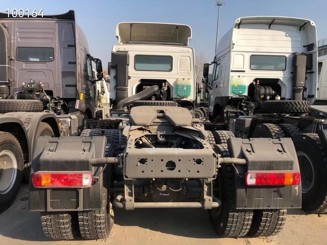 A direção esquerda usada dos caminhões 6*4 371hp de Howo usou caminhão das unidades do trator o sino