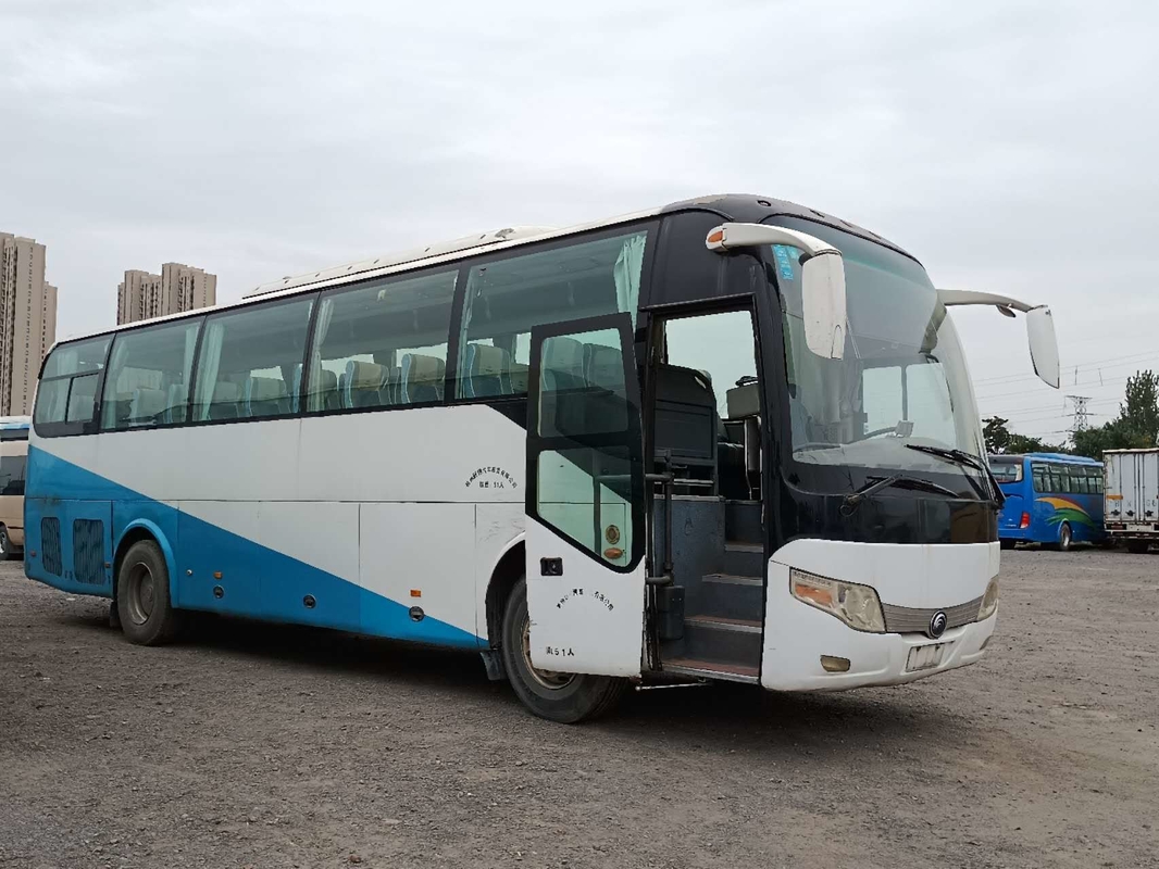 A segunda cor branca do ônibus de excursão 51seats da mão usou o motor ZK6110 de Yuchai do ônibus de Yutong
