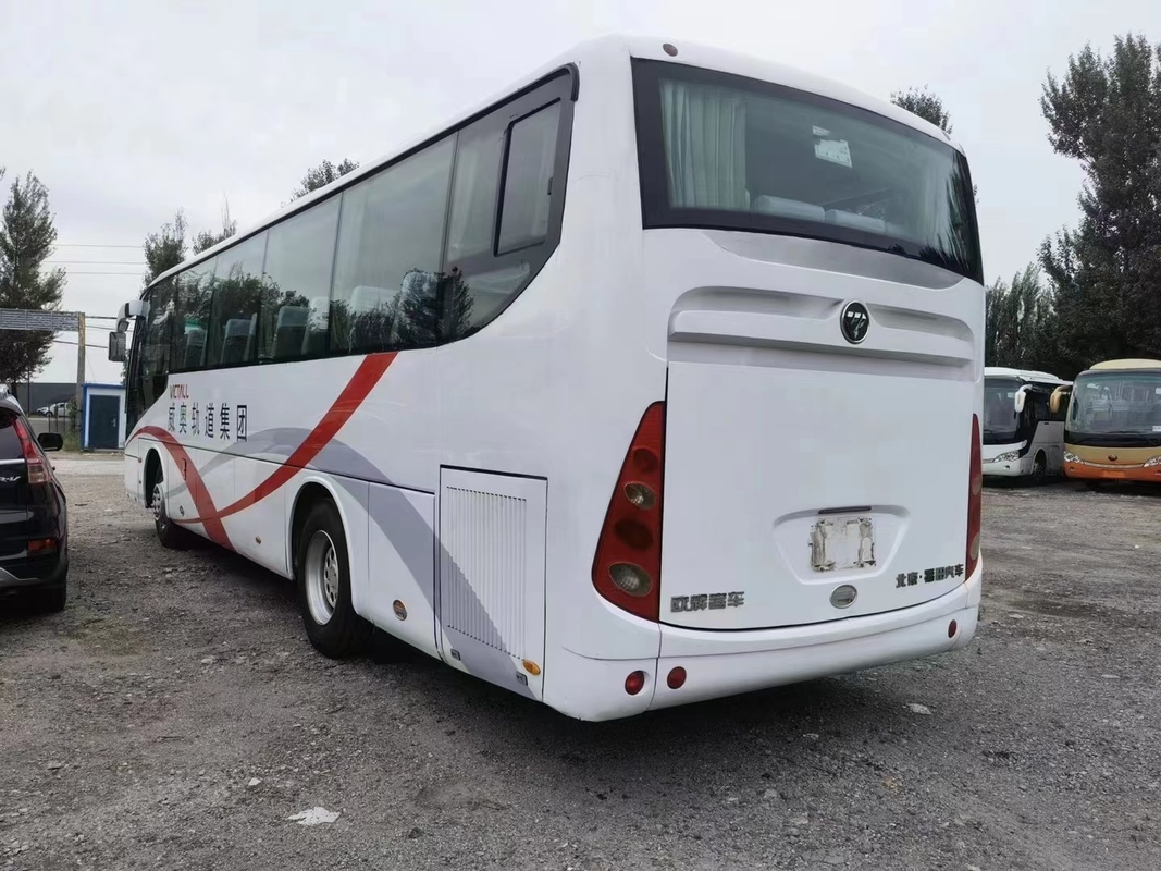 O ônibus usado do curso usou a cor branca da disposição dos assentos 2+3 do motor 55 do ônibus BJ6103 Weichai de Foton