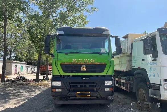 O segundo modo da movimentação do caminhão basculante 8×4 do caminhão de descarregador HOWO da mão sino usou o caminhão do motor diesel