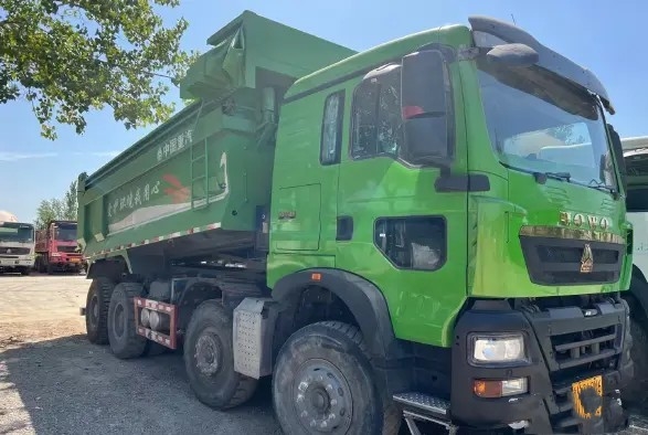 O segundo modo da movimentação do caminhão basculante 8×4 do caminhão de descarregador HOWO da mão sino usou o caminhão do motor diesel