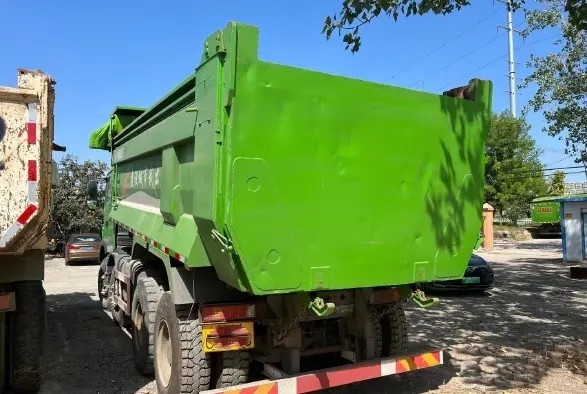 O segundo modo da movimentação do caminhão basculante 8×4 do caminhão de descarregador HOWO da mão sino usou o caminhão do motor diesel