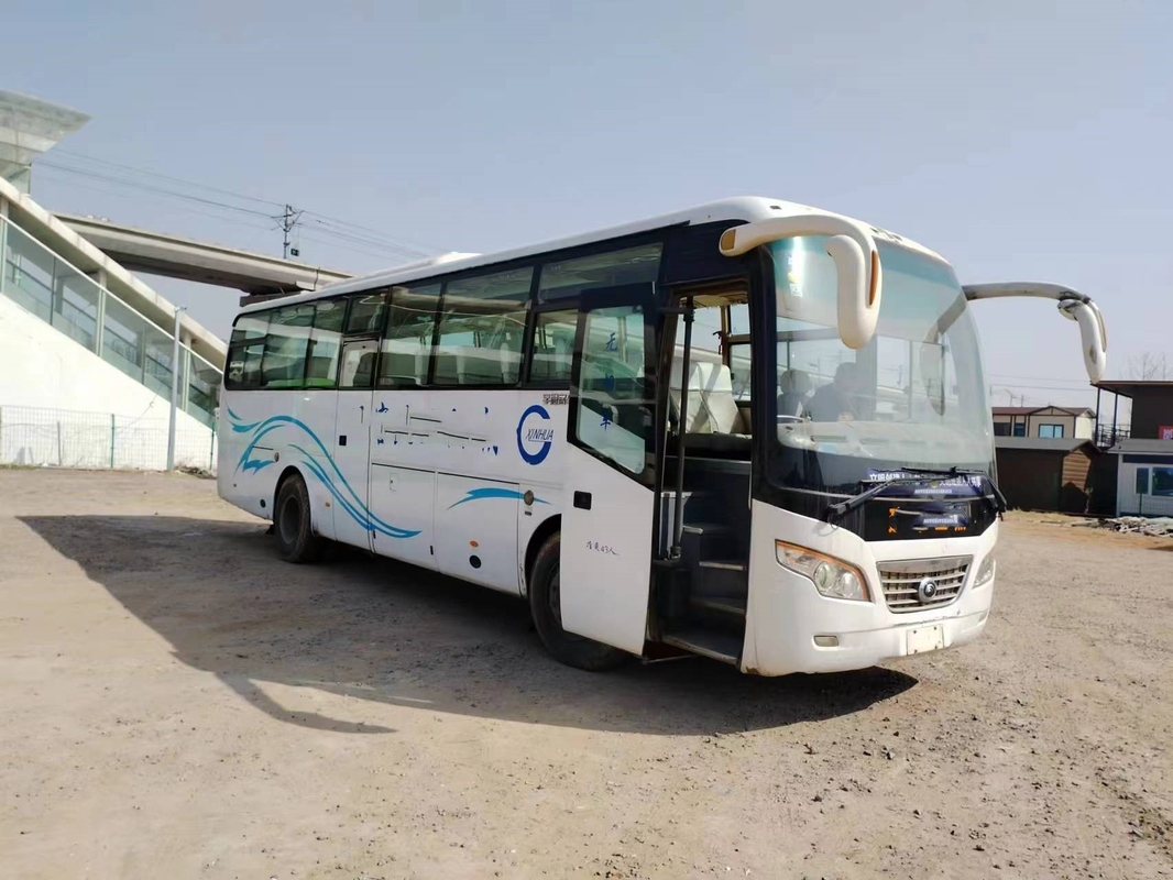 A cor branca das portas dobro dos assentos do Microbus 43 da segunda mão usou o motor do ônibus ZK6102D Yuchai de Yutong