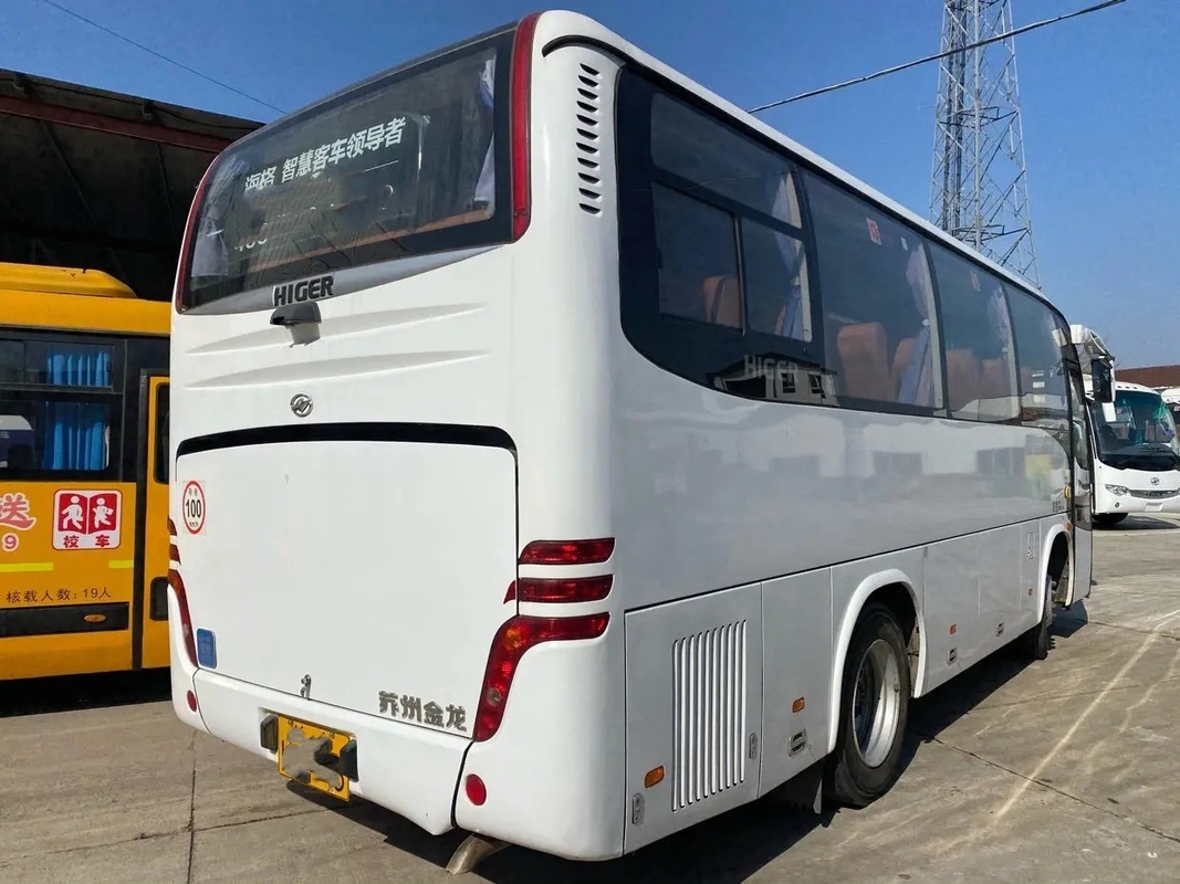 Os ônibus luxuosos usados 32 assentos entregam em segundo a um motor mais alto de Bus KLQ6796 Yuchai do treinador a cor branca