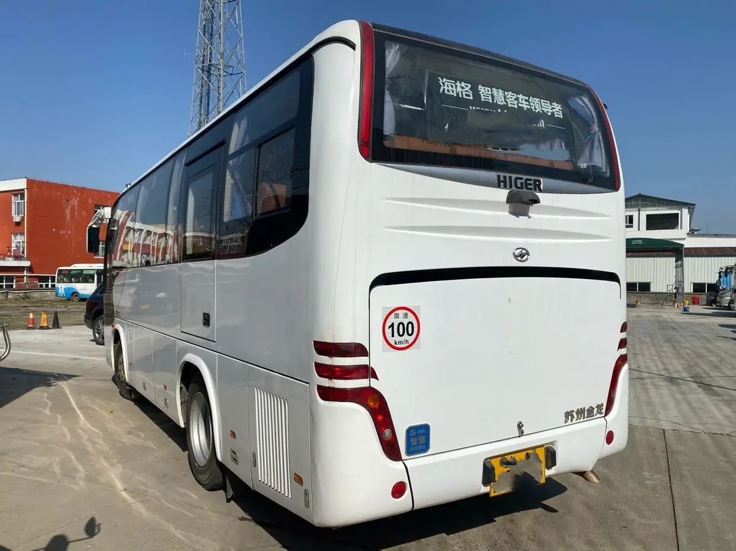 Os ônibus luxuosos usados 32 assentos entregam em segundo a um motor mais alto de Bus KLQ6796 Yuchai do treinador a cor branca