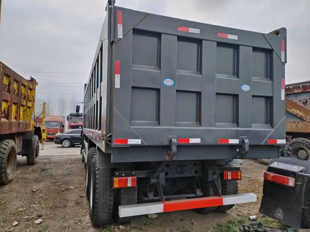 Carga avaliado 15.5t da cabine do telhado liso de Tipper Trucks Black Color 371hp 8×4 HOWO ZZ3317 da segunda mão