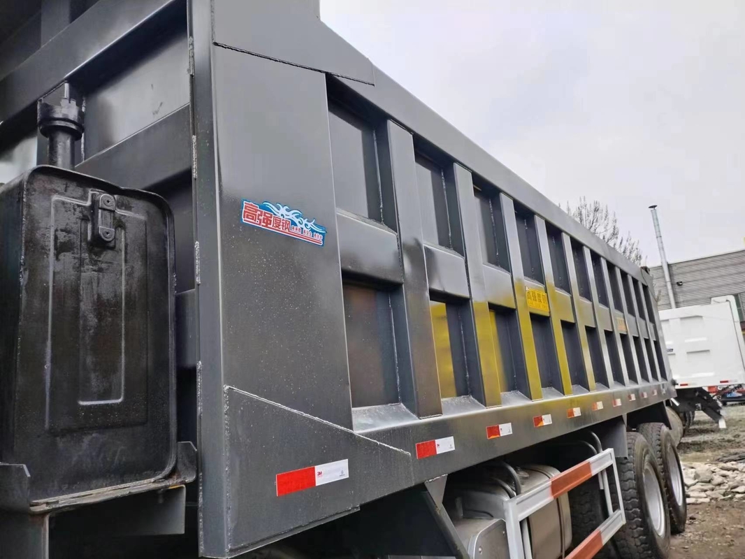 Carga avaliado 15.5t da cabine do telhado liso de Tipper Trucks Black Color 371hp 8×4 HOWO ZZ3317 da segunda mão