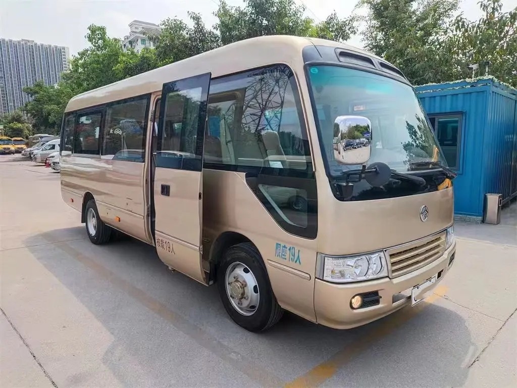 Segunda mão Mini Bus Front Engine 19 assentos Dragon Coaster External Swinging Door dourado XML6700