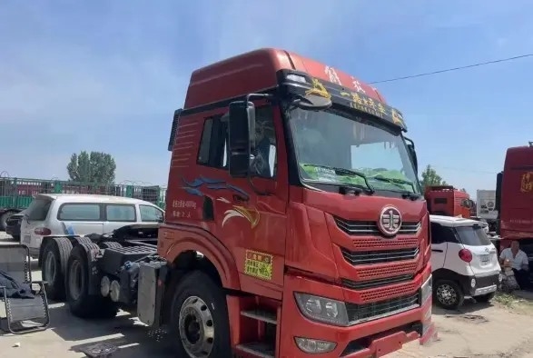 Reboque de caixa de cavalo de segunda mão 2021 ano cor vermelha 6 × 4 modo de condução Weichai motor 460hp caminhão trator FAW usado