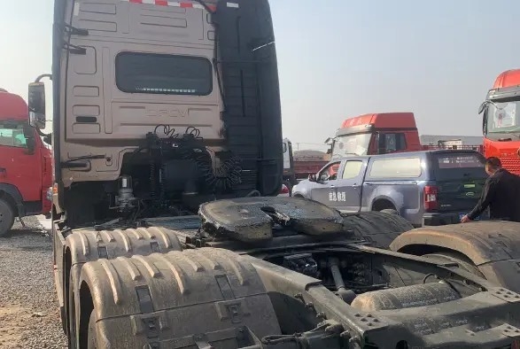 Modo usado LHD/RHD da movimentação da cabeça 6×4 do trator de Dongfeng da mão de Cummins Engine 600hp ò dos reboques de trator noun