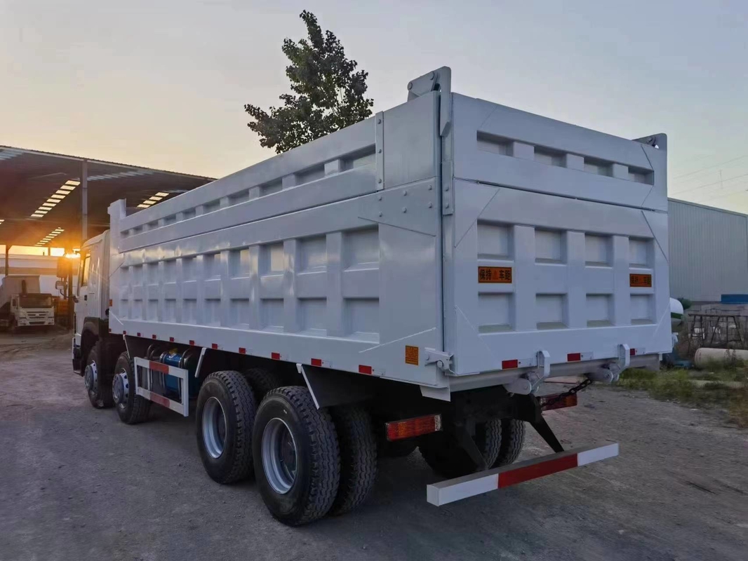 O combustível usado transporta o modo branco da movimentação da movimentação 8×4 da mão esquerda da cor caminhão basculante usado cavalos-força de 371 HOWO