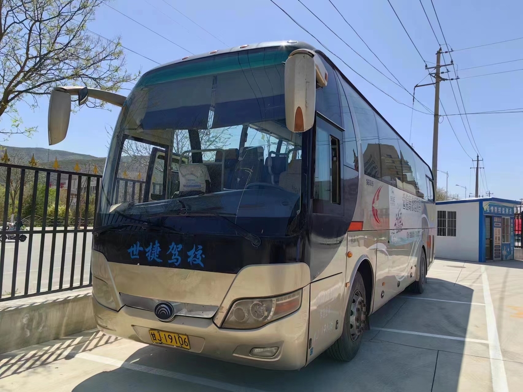 As portas dobro dos assentos do ônibus 47 da segunda mão que selam a cor dourada do condicionador de ar da janela usaram o ônibus ZK6107 de Yutong