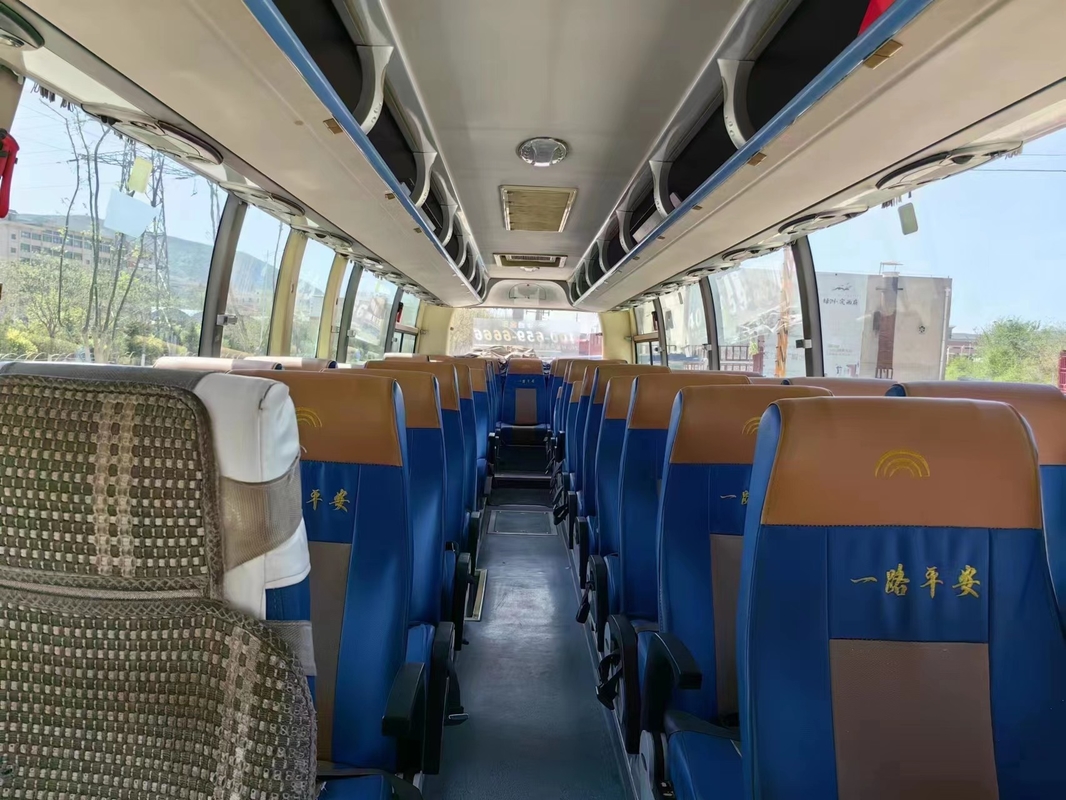 As portas dobro dos assentos do ônibus 47 da segunda mão que selam a cor dourada do condicionador de ar da janela usaram o ônibus ZK6107 de Yutong