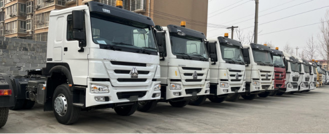 O modelo branco usado Weichai Engine 430hp 12 da movimentação da cor 6×4 dos caminhões diesel alinha o trator padrão de Howo da cabine