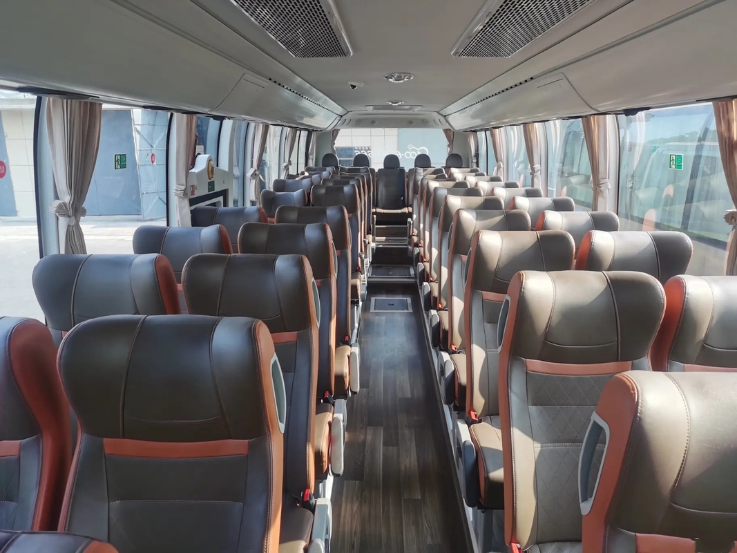 Os ônibus luxuosos usados 50 assentam a mão Youngtong ZK6117 do distribuidor segundo da água de Champagne Color Middle Passenger Door