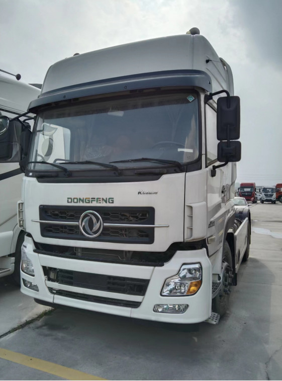 Massa usada da tração do total da cabeça 465hp do trator do modo da movimentação do Euro 5 DONGFNEG 4X2 dos caminhões do trator 30 toneladas de LHD