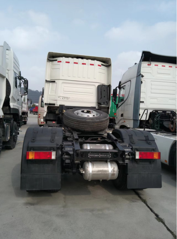 Massa usada da tração do total da cabeça 465hp do trator do modo da movimentação do Euro 5 DONGFNEG 4X2 dos caminhões do trator 30 toneladas de LHD