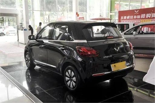Novo veículo energético Um começo Wuling Bingo 4 lugares Carro puro modelo elétrico 333KM