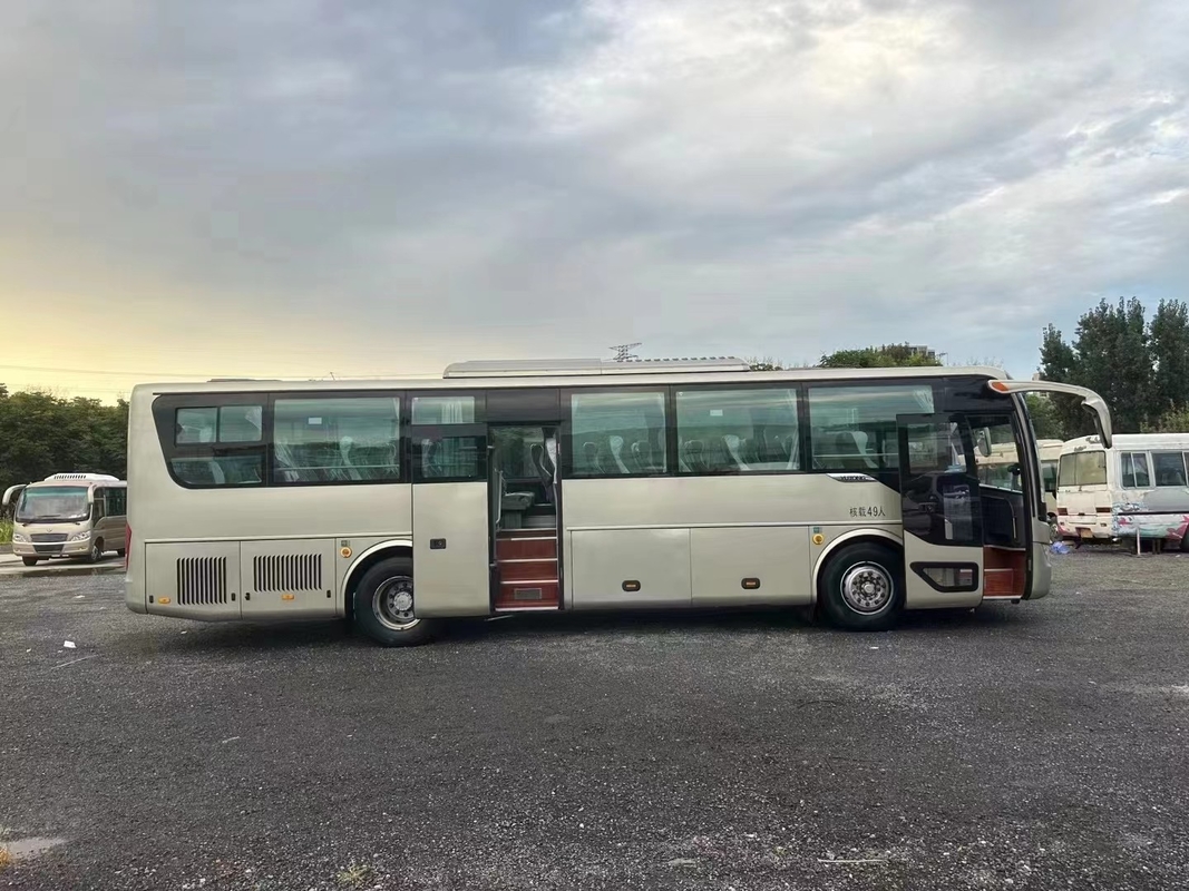 Ônibus usado para venda 49 lugares folha primavera 2016 ano porta média Yutong ZK6115