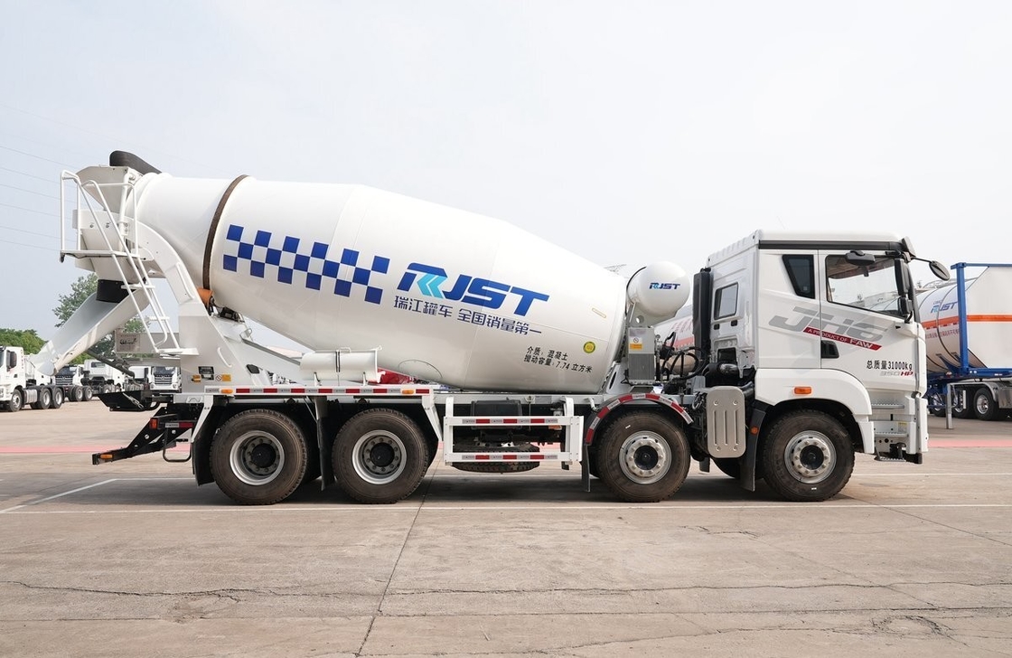 Caminhão de mistura de concreto Jiefang 8*4 modo de condução Caminhões de concreto usados 7,74 cúbicos telhado plano