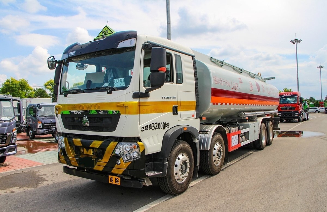 8*4 HOWO Caminhão petroleiro usado 350 CV Cabina única e meia 30m3
