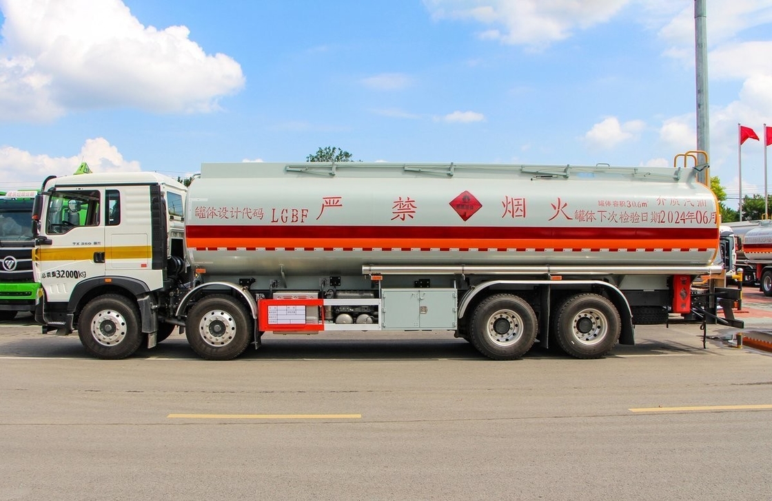 8*4 HOWO Caminhão petroleiro usado 350 CV Cabina única e meia 30m3