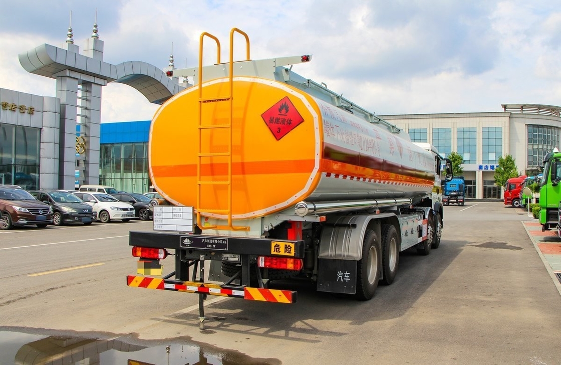 8*4 HOWO Caminhão petroleiro usado 350 CV Cabina única e meia 30m3
