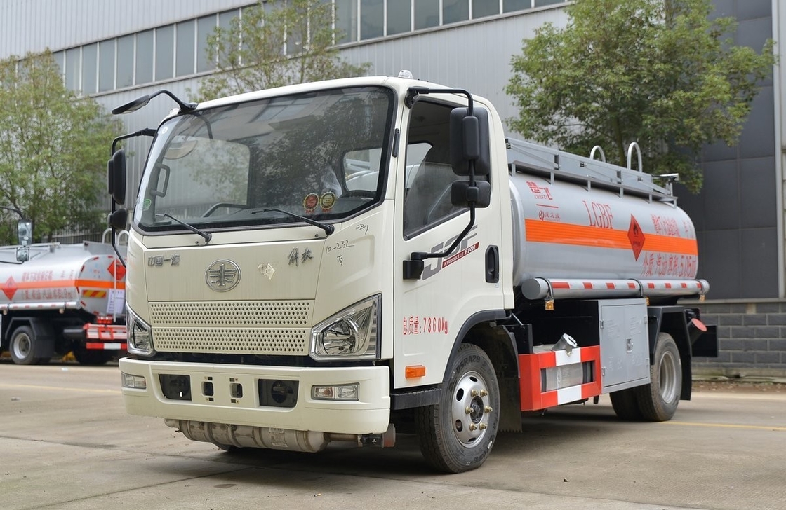 Pequeno navio-tanque de petróleo usado de 5 metros cúbicos 4*2 Jiefang Camião-tanque de combustível Duplo pneus traseiros